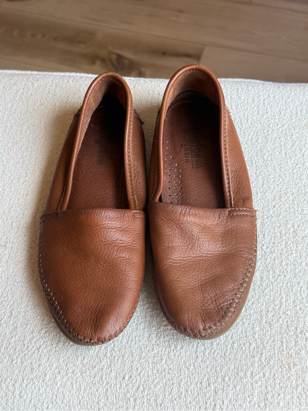 Minnetonka Women’s Brown Leather Slip-On Loafers Round Toe Rubber Sole Size 6.5 - Picture 2 of 7
